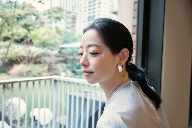 孫明雅監督が描く物語の可愛さに魅力を感じた市川実和子 撮影/JANG HOMIN ヘアメイク/茅根裕己 スタイリスト/梅山弘子、Hiroko Umeyama