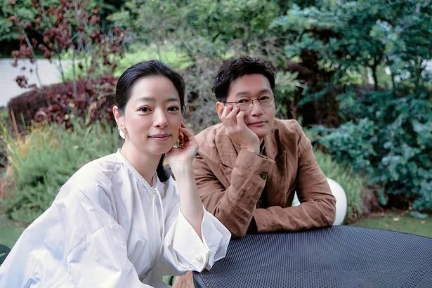 【写真を見る】30年来の友人である井浦新と市川実和子だからこそ表現できた『トロフィー』の夫婦像 撮影/JANG HOMIN ヘアメイク/山口恵理子(井浦)、茅根裕己(市川) スタイリスト/上野健太郎(井浦)、梅山弘子、Hiroko Umeyama(市川) 衣装協力/ジャケット、シャツ、パンツ/フランク リーダー(井浦)