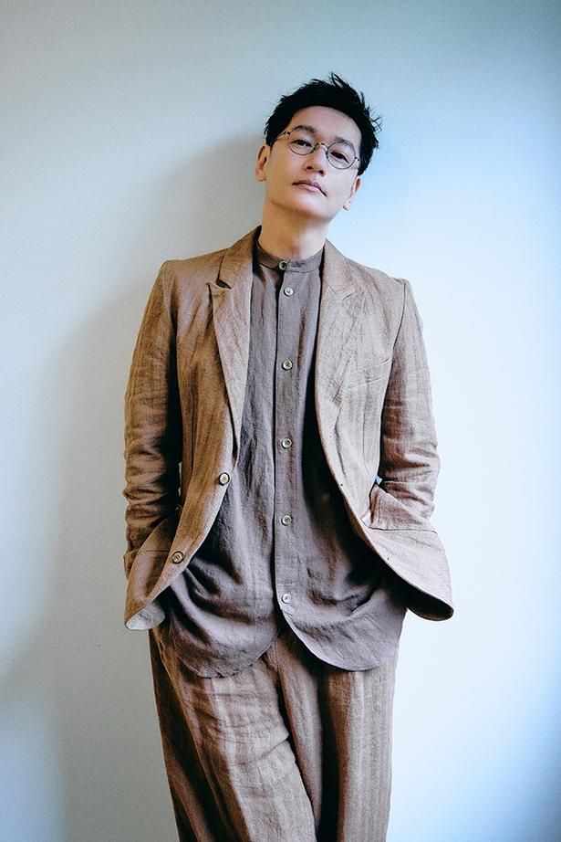 14歳のころはサッカーに夢中だったという井浦新 撮影/JANG HOMIN ヘアメイク/山口恵理子 スタイリスト/上野健太郎 衣装協力/ジャケット、シャツ、パンツ/フランク リーダー(井浦)
