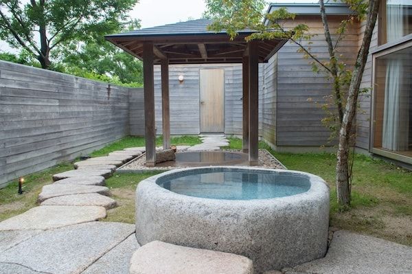 【三重県菰野町】「湯の山 素粋居」がサウナ付き客室を設置！地元の石の水風呂や水沢の茶のロウリュも