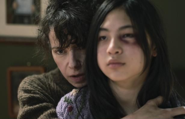 『シェイプ・オブ・ウォーター』でも知られる、サリー・ホーキンスの怪演が光る [c] 2025 RACKAWAY PTY LTD All Rights Reserved