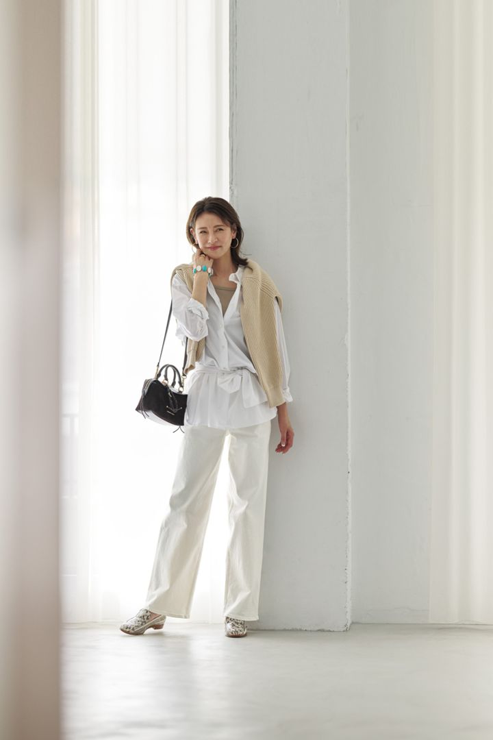 デニムパンツ¥28,600／ヤヌーク（カイタックインターナショナル）、シャツ¥44,660／テラ（ティースクエア プレスルーム）、ブラキャミソール¥2,490／ユニクロ、肩にかけたニット¥25,300／ニコラ ジェンソン（リノウン）、バッグ¥15,900／チャールズ＆キース（チャールズ＆キース ジャパン）、ローファー¥96,800／ネブローニ、ピアス¥14,300、リング¥9,900／ともにワンエーアールバイウノアエレ（ウノアエレ ジャパン）、ブレスレット¥11,000／アビステ
