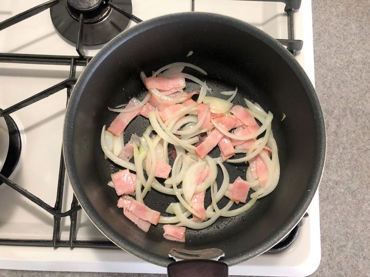 【辛ラーメンの食べ方】もう普通には戻れない！〈牛乳×チーズ〉で激うまカルボナーラ風に大変身♪