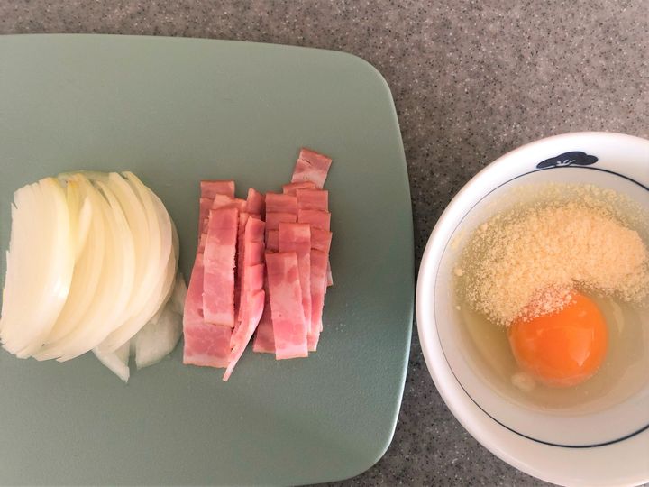 【辛ラーメンの食べ方】もう普通には戻れない！〈牛乳×チーズ〉で激うまカルボナーラ風に大変身♪