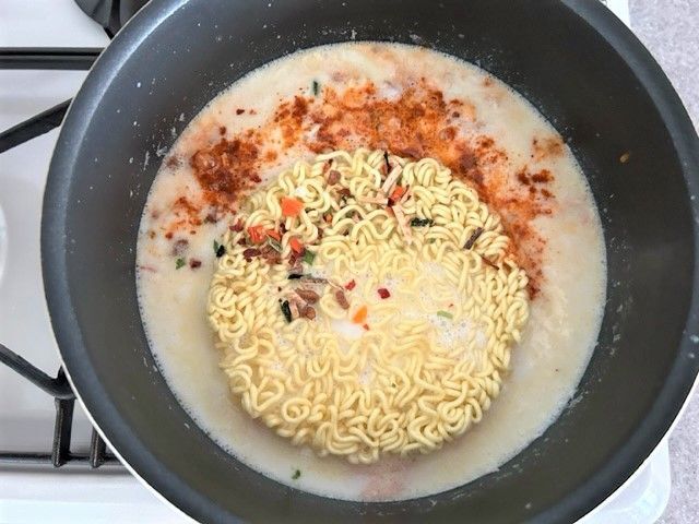 【辛ラーメンの食べ方】もう普通には戻れない！〈牛乳×チーズ〉で激うまカルボナーラ風に大変身♪