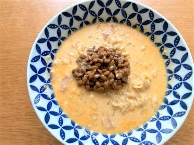 【辛ラーメンの食べ方】もう普通には戻れない！〈牛乳×チーズ〉で激うまカルボナーラ風に大変身♪
