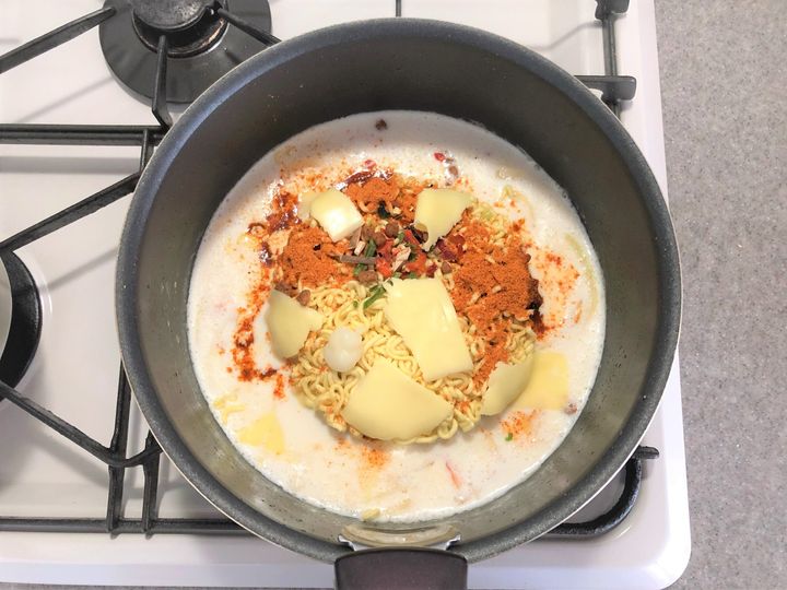 【辛ラーメンの食べ方】もう普通には戻れない！〈牛乳×チーズ〉で激うまカルボナーラ風に大変身♪