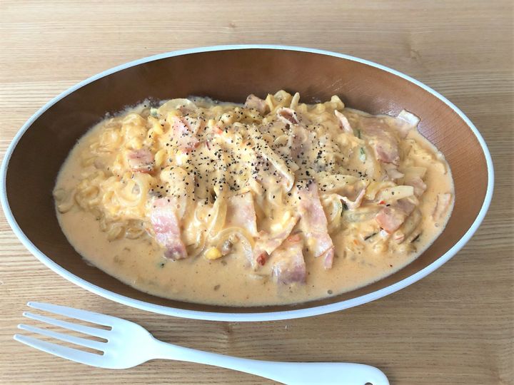 【辛ラーメンの食べ方】もう普通には戻れない！〈牛乳×チーズ〉で激うまカルボナーラ風に大変身♪