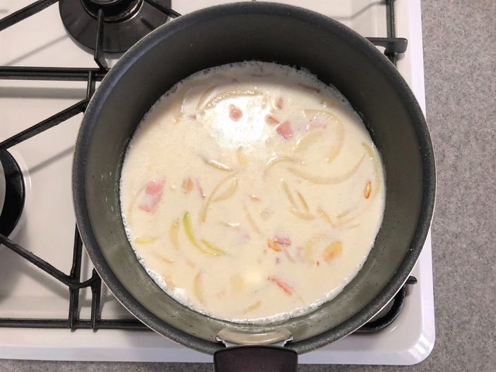 【辛ラーメンの食べ方】もう普通には戻れない！〈牛乳×チーズ〉で激うまカルボナーラ風に大変身♪