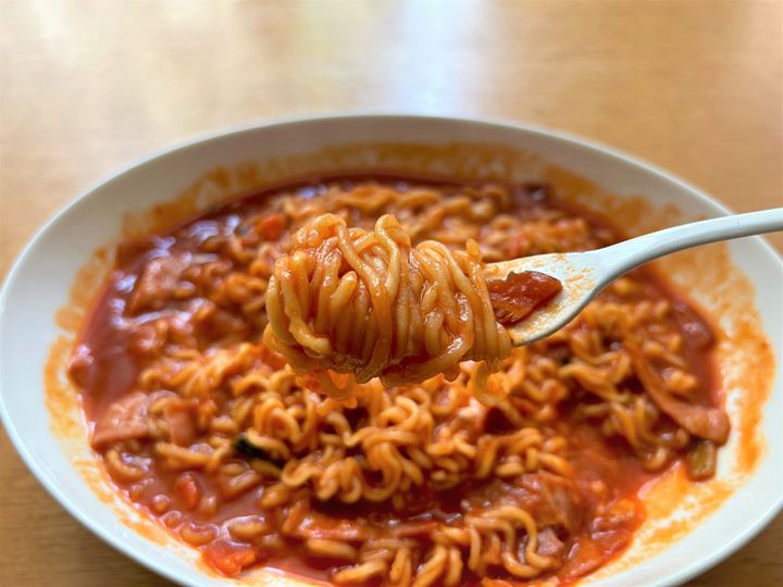 【辛ラーメンの食べ方】もう普通には戻れない！〈牛乳×チーズ〉で激うまカルボナーラ風に大変身♪