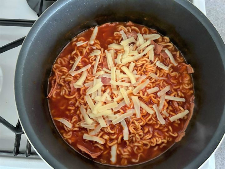 【辛ラーメンの食べ方】もう普通には戻れない！〈牛乳×チーズ〉で激うまカルボナーラ風に大変身♪