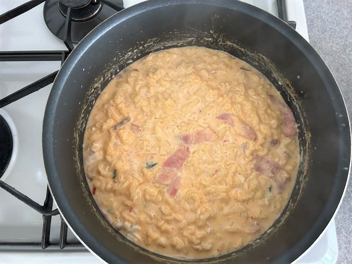 【辛ラーメンの食べ方】もう普通には戻れない！〈牛乳×チーズ〉で激うまカルボナーラ風に大変身♪