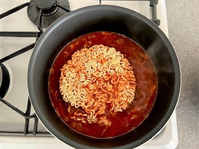 【辛ラーメンの食べ方】もう普通には戻れない！〈牛乳×チーズ〉で激うまカルボナーラ風に大変身♪