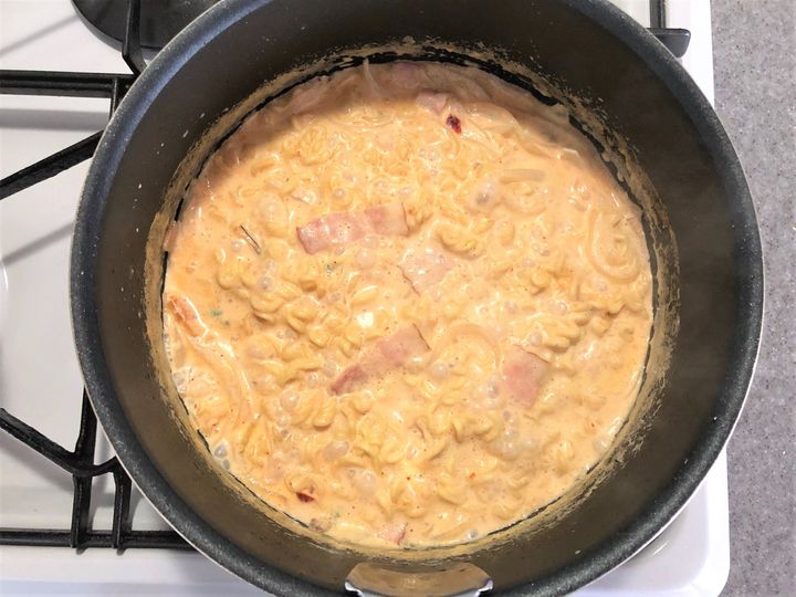 【辛ラーメンの食べ方】もう普通には戻れない！〈牛乳×チーズ〉で激うまカルボナーラ風に大変身♪
