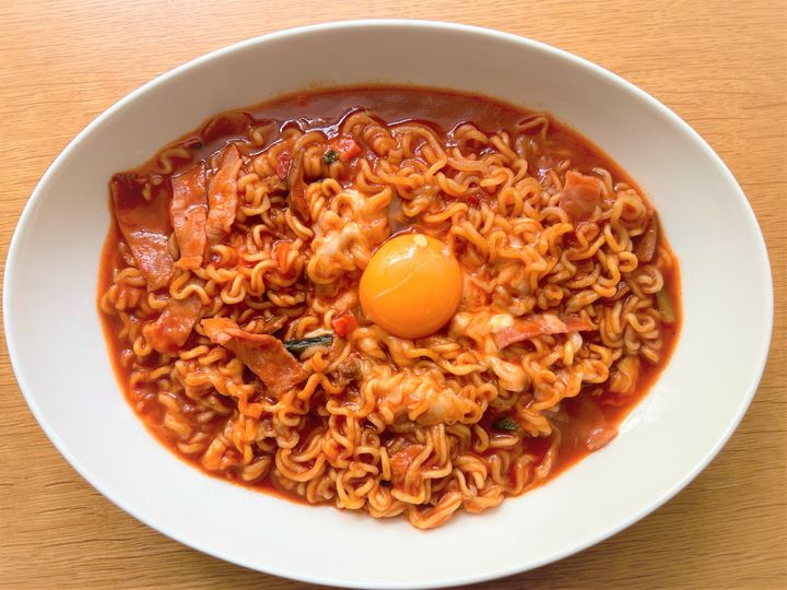 【辛ラーメンの食べ方】もう普通には戻れない！〈牛乳×チーズ〉で激うまカルボナーラ風に大変身♪