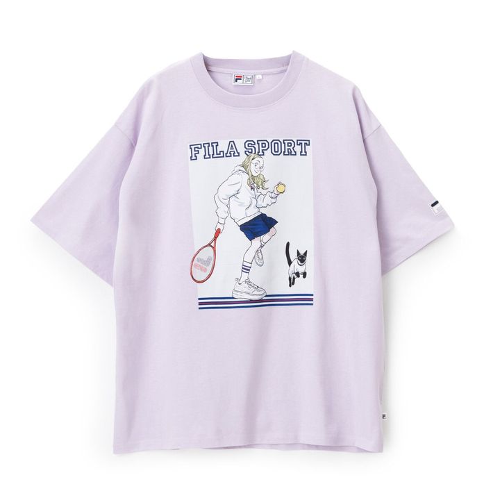 T-SHIRT COLLECTIONは、L.BLUE、LAVENDER、WHITEの3色展開。フロントにアートワークを配したデザインや、FILA SPORTのロゴとグラフィックを組み合わせたデザインなど、コラボならではのポップな表情が魅力となっている。