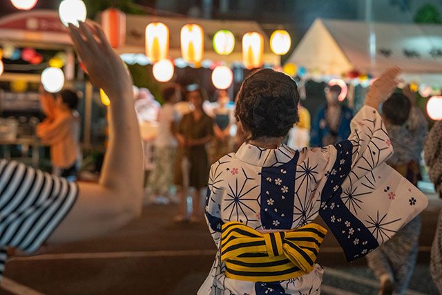 夏祭りの盆踊りイメージ