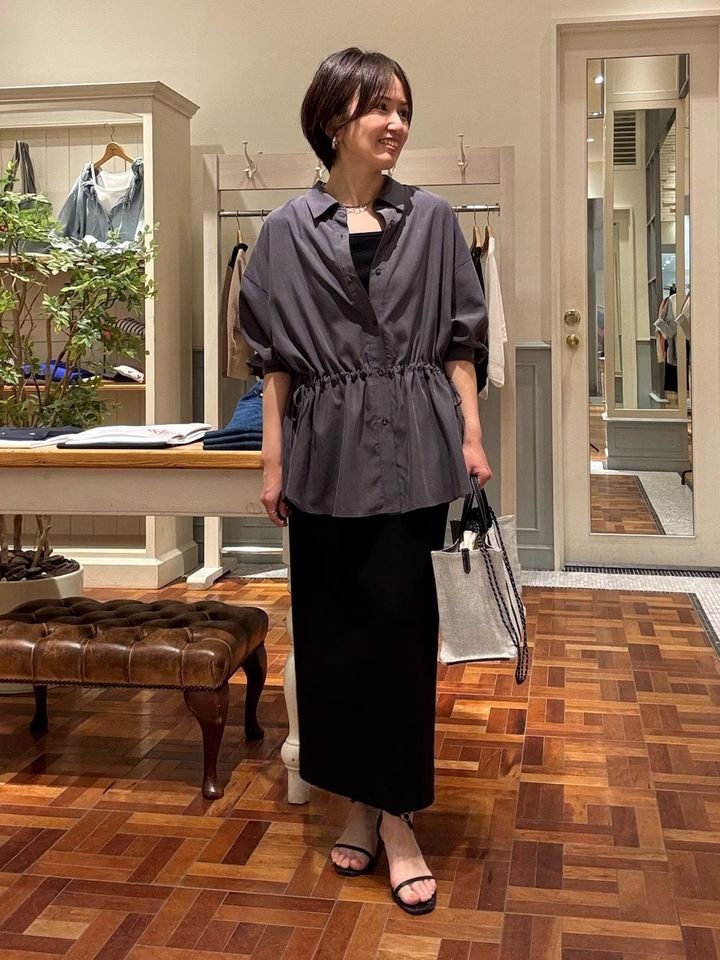 ウエストマークすることで、腰の位置が高めになって脚も長く見える 出典：WEAR