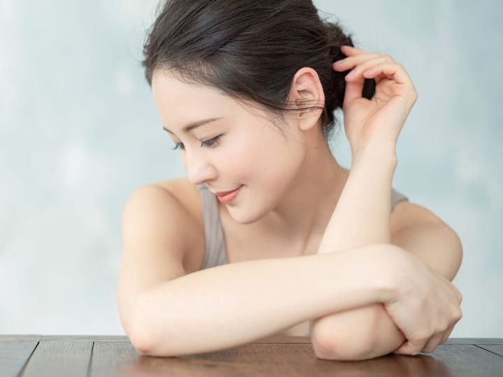 【医師が回答】脇汗が人より多いのはただの体質ではなく、保険治療の対象となる病気の可能性もあります。「腋窩多汗症（えきかたかんしょう）」の場合の治療法について、分かりやすく解説します。（※画像：Shutterstock.com）