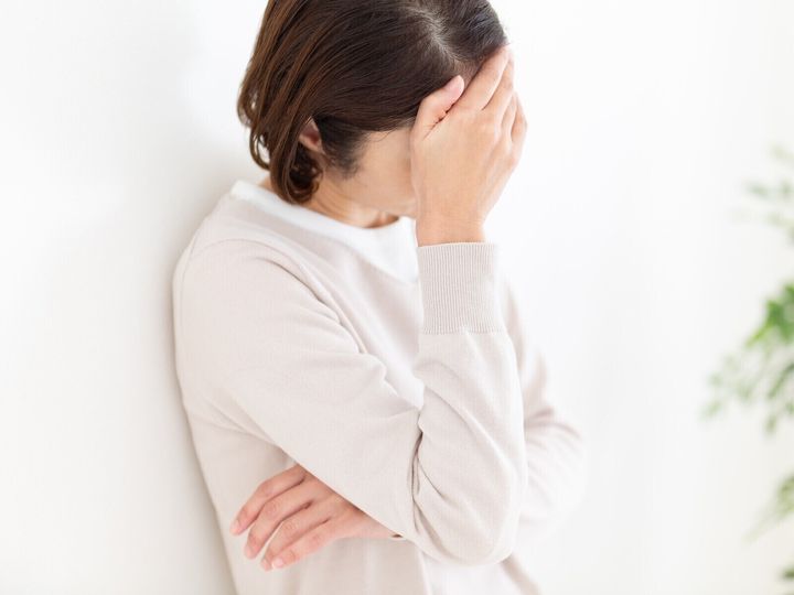 人の悩みや考え方はさまざまですが、世代特有の時代背景に影響された「残念な思考グセ」によって、無意識のうちに自分の可能性を狭めてしまう人もいます。今回は50代女性にありがちな「4つのクセ」と、人生をより幸せに生きる方法を紹介します。※画像：PIXTA