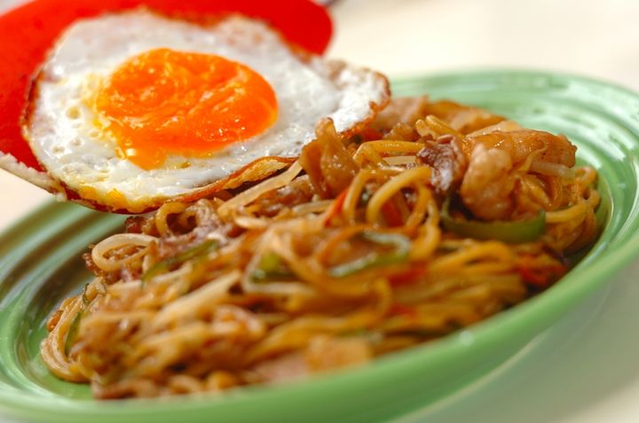 目玉焼きのせ焼きそばの作り方6