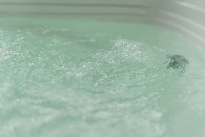 ジャグジーのスイッチがオンになった湯舟
