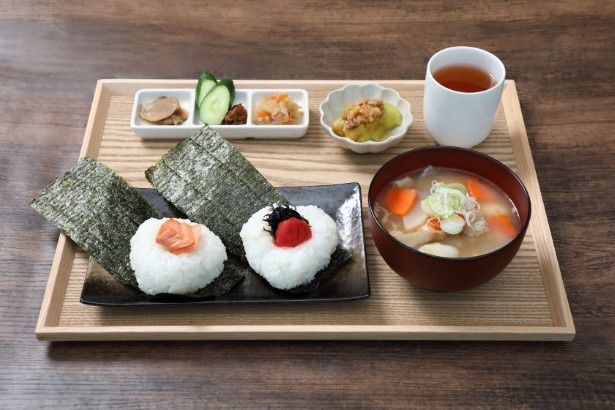 おにぎり御前(1200円)。具材などは時期によって変更される。塩おにぎりの追加は400円で可能 画像提供：ホテル日航新潟