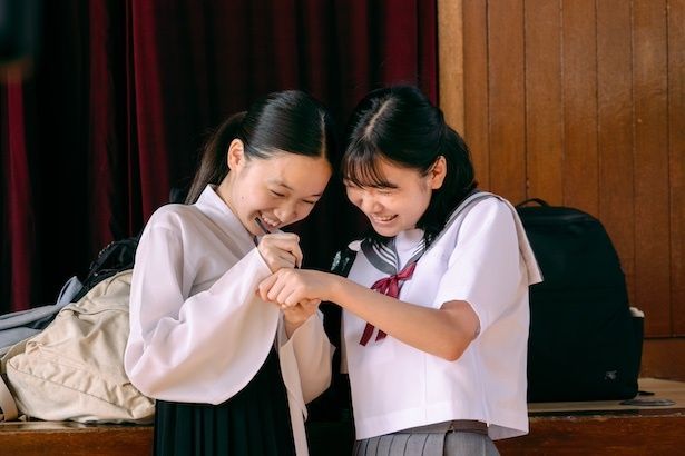 【写真】BTSをとおして仲よくなったソヒ(恒那さん)と未来(梨里花さん) (C)2026 K2 Pictures