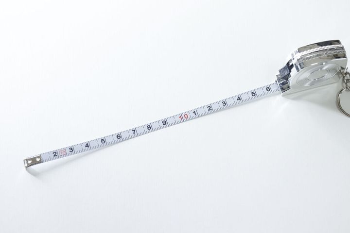 キーホルダーメジャーからメジャー部分が引き出された状態