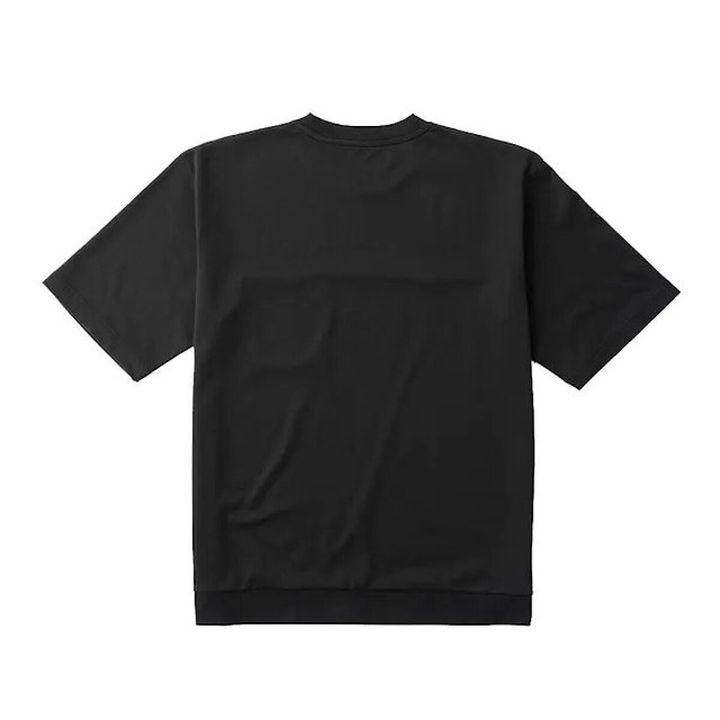 黒い半袖リカバリーウェアの背面