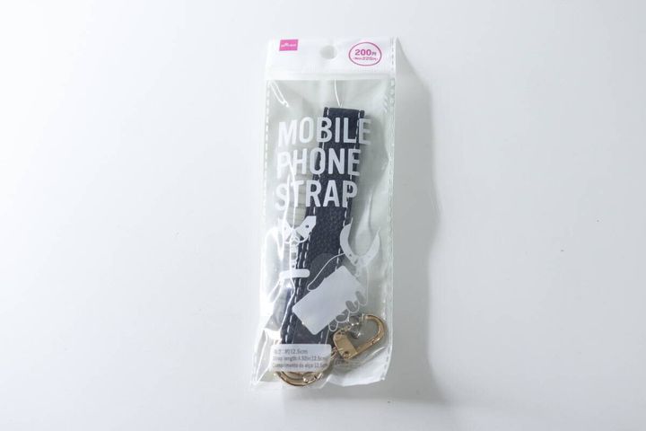 ダイソーのワイドモバイルストラップがパッケージに入った状態