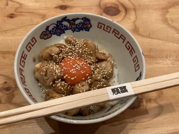 「チャーシューご飯」(450円)。さらに軍鶏のおいしさを堪能したい人におすすめ！