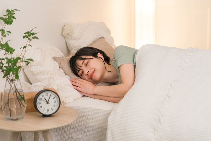 休日に寝だめをすると夏バテが悪化？（画像はイメージ）