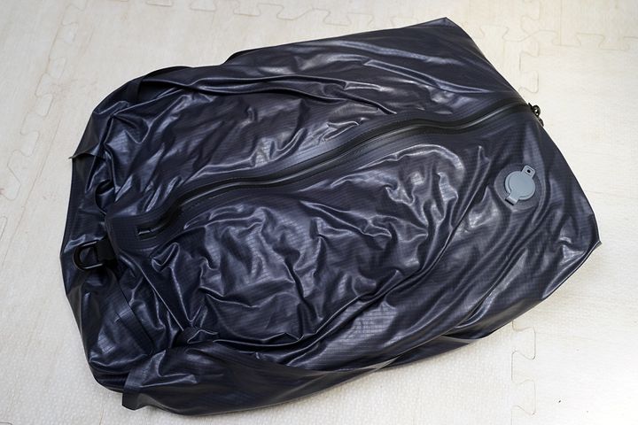 押しつぶして空気を抜くと半分以下の厚さに。体感だと3分の1近くになったように感じま