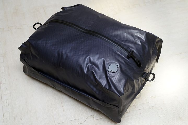 「トラベル用圧縮袋」に押し込んだところ。これだけで結構コンパクトになります