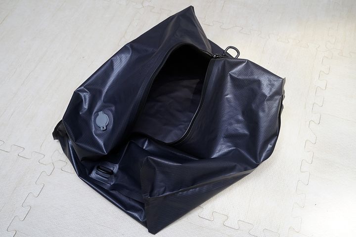 開口部が広いので、物の出し入れが非常に楽なのが大きなメリットです