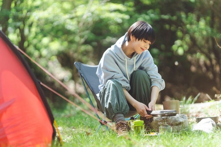 キャンプをしている若い日本人女性