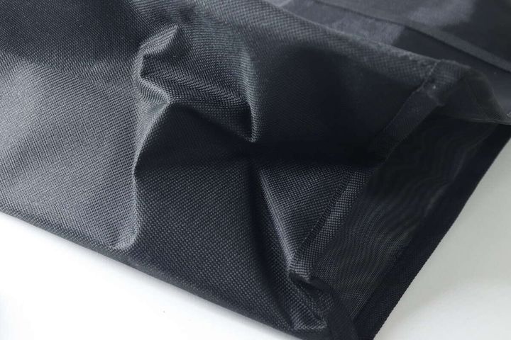 バッグの底マチ部分のアップ、メッシュではないしっかりした素材