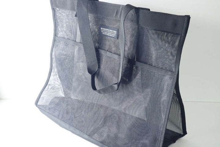 黒いメッシュトートバッグを斜め上から見た全体像
