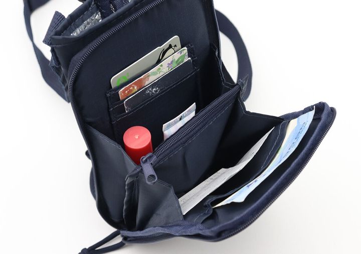 お財布機能を開きカードや紙幣が見える