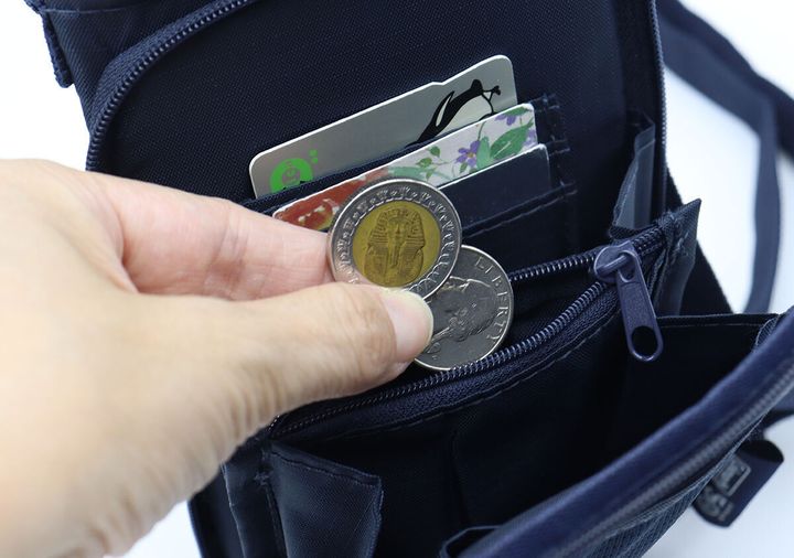 お財布機能の小銭入れにコインを入れる手