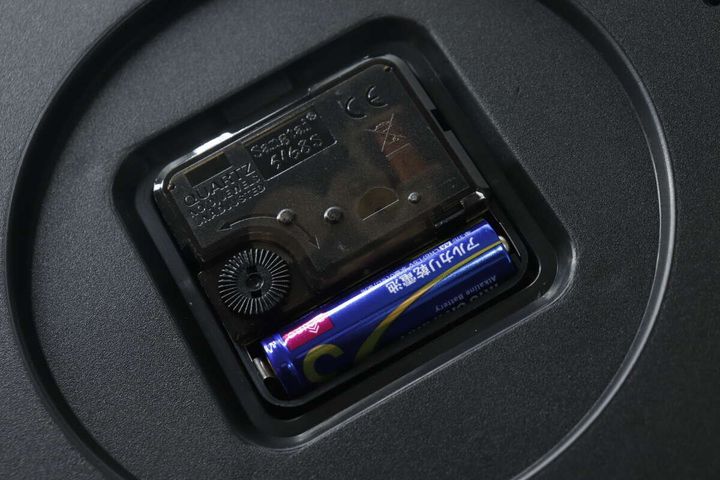 掛け時計の裏側にある電池ボックスに乾電池