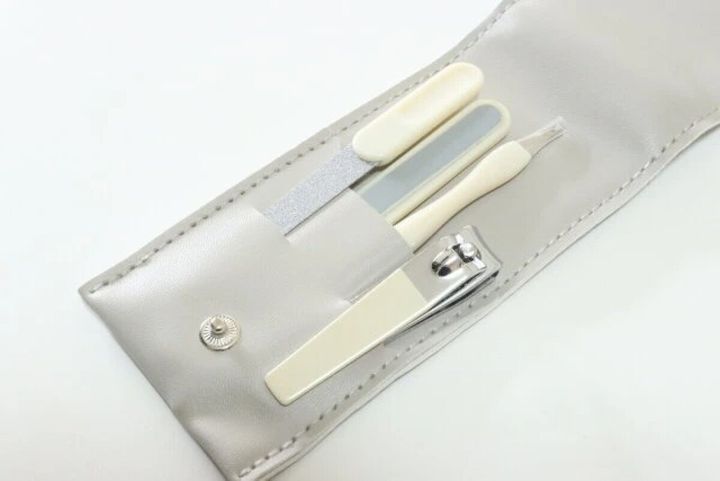 グレーのポーチに収納されたネイルケアセットの全体像