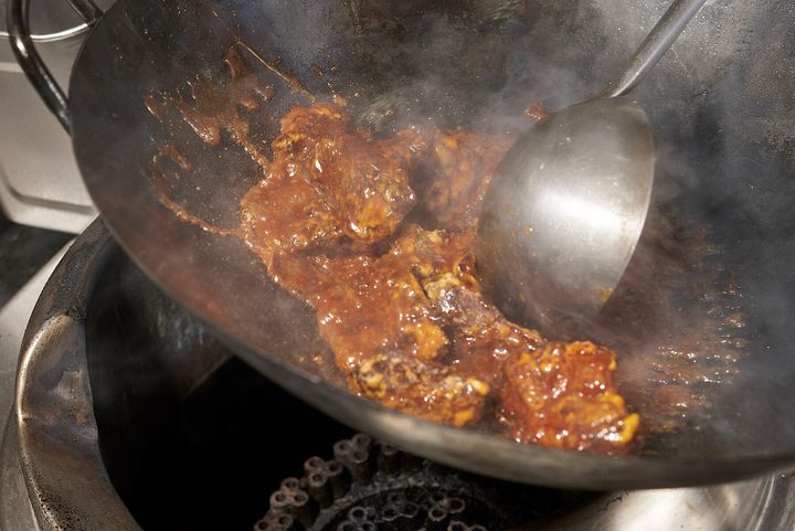 カレーソースをからめて完成！