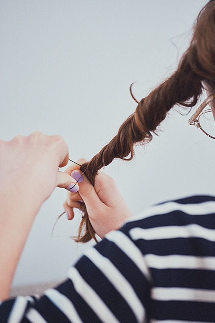 あえてのラフな雑みがかわいい！くしゃくしゃお団子ヘアの作り方