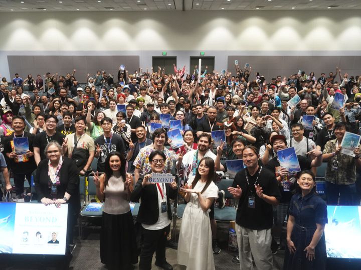 Anime Expo 2026ワールドプレミアの会場で観客と登壇者が記念撮影