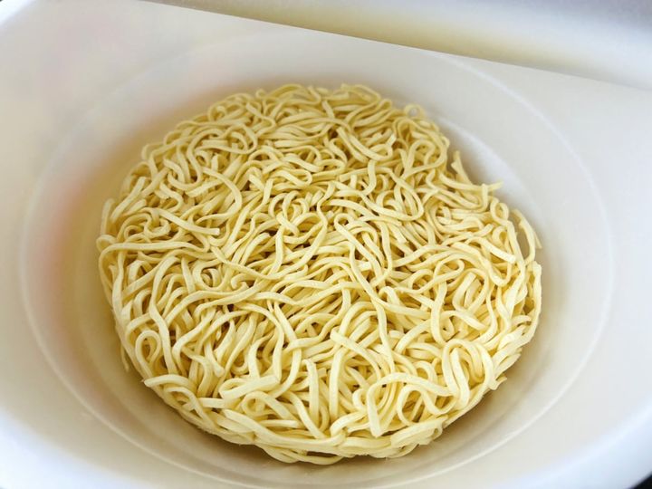 あっさり＆ピリ辛！旨味もバッチリ！【ファミマ】函館麺厨房あじさい監修の「辛塩拉麺」