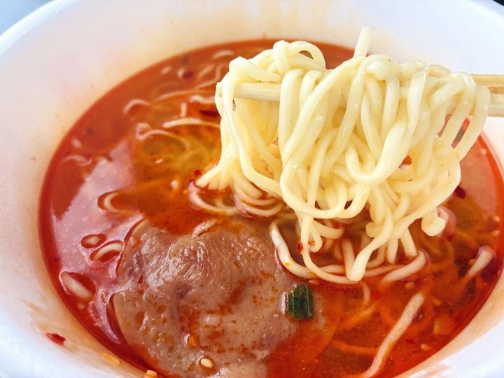あっさり＆ピリ辛！旨味もバッチリ！【ファミマ】函館麺厨房あじさい監修の「辛塩拉麺」