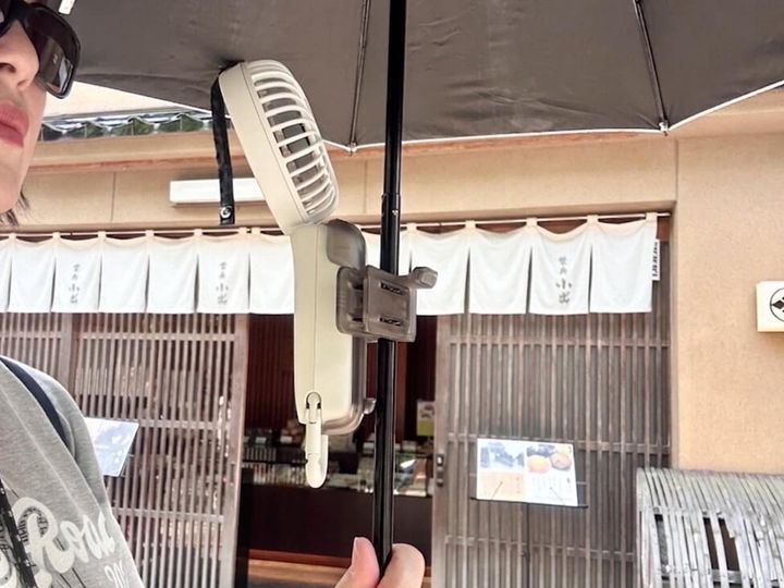 日傘クリップを使うと日傘の細いシャフトにもしっかり取り付けられる