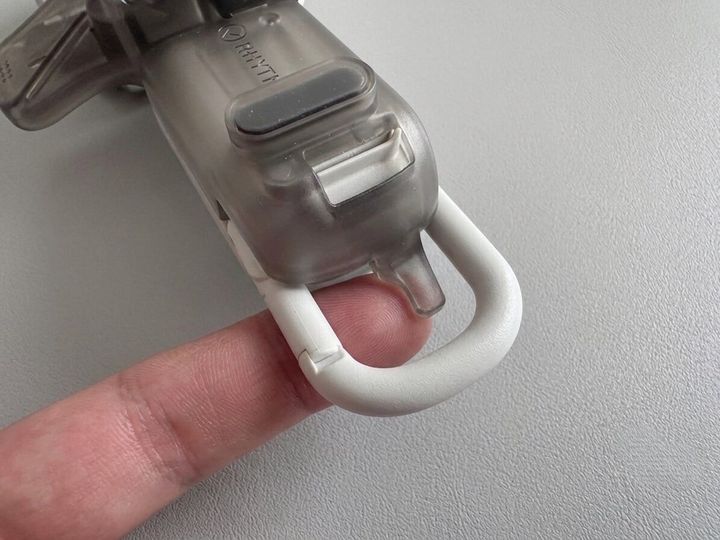 突起を持ち上げると全体が外れる
